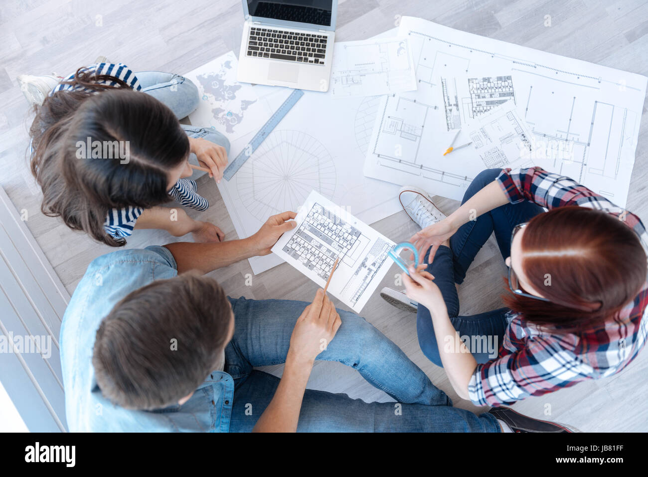 Vue de dessus de jeunes architectes professionnels travaillant ensemble Banque D'Images