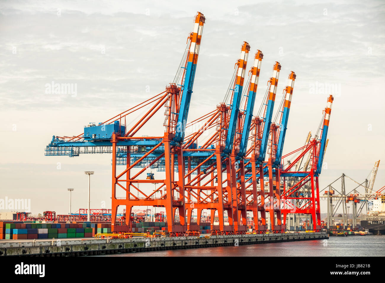 Dans kontainerkran beladung Hafen Hamburg an der elbe meer handel transport fracht Banque D'Images