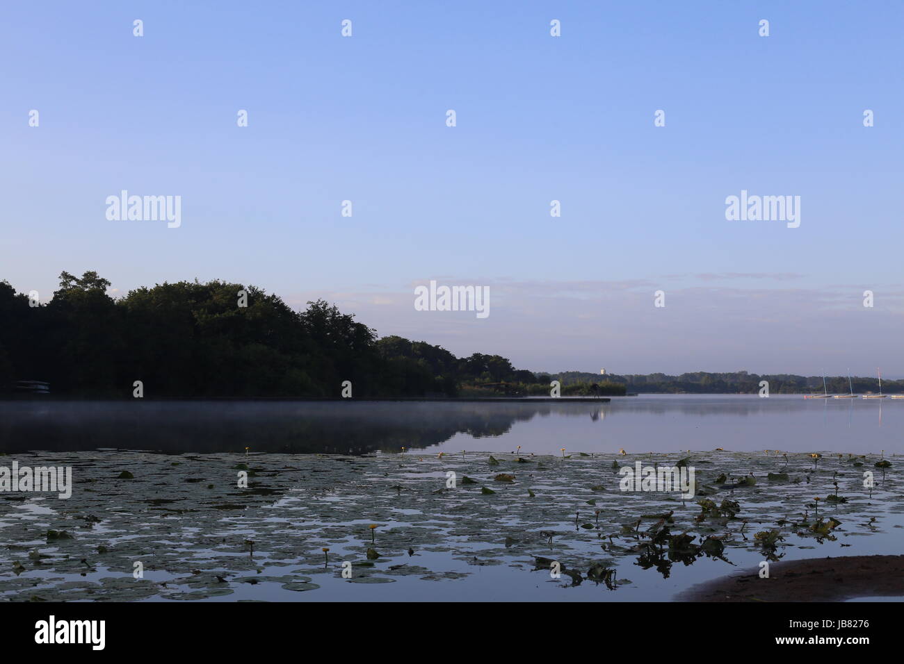 Lac tranquille et clair avec des reflets de ciel clair Banque D'Images