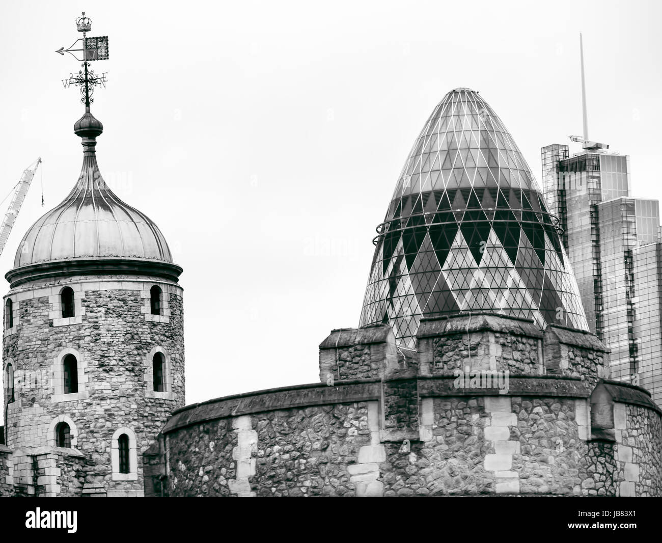 Avis de Gherkin building et les murs de la Tour de Londres Banque D'Images