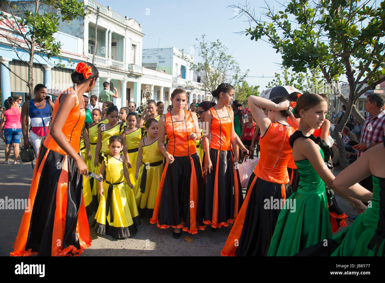 Un groupe de filles de l'école cubaine habillés en costume de carnaval défilé dans les rues de Cienfuegos - Cuba Banque D'Images