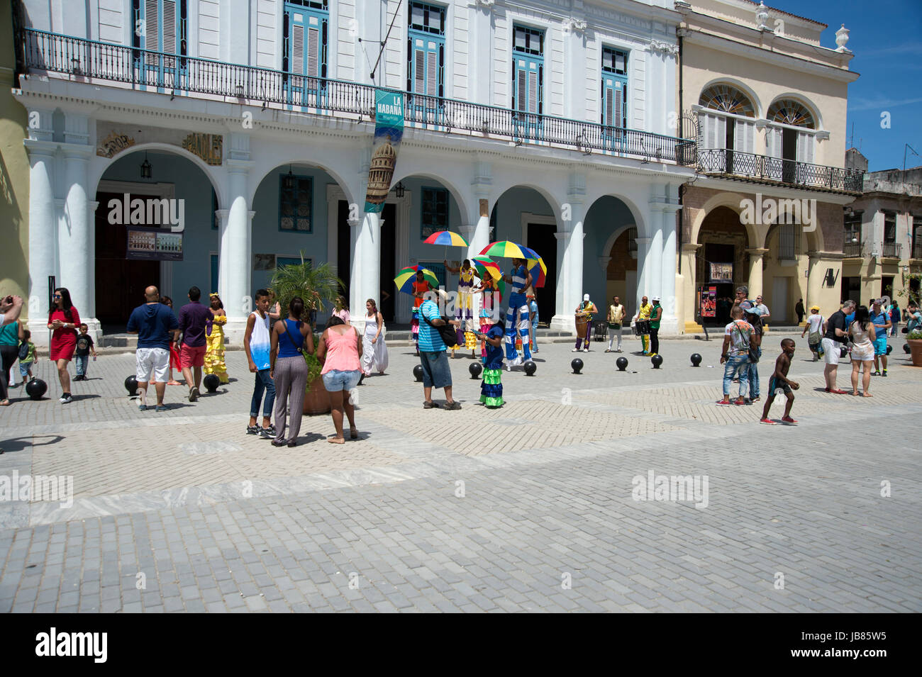 Un groupe de musiciens cubains et des amuseurs publics dans la Habana Vieja Cuba Banque D'Images