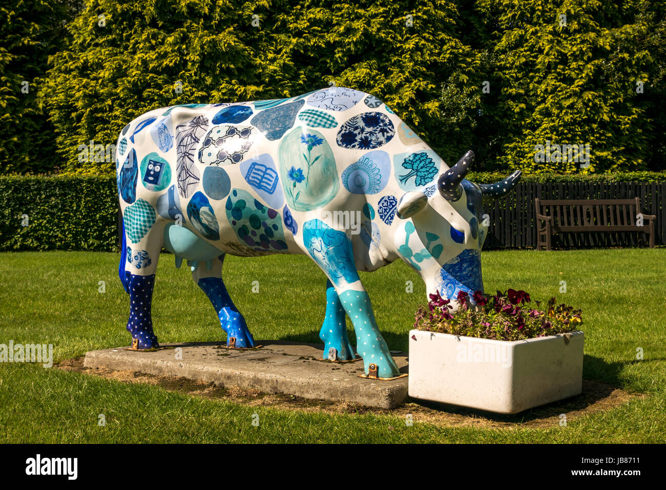 Décorées en bleu et blanc sculpture vache, campus de l'Université Heriot Watt, avec des symboles de l'apprentissage et l'éducation, Riccarton, Edinburgh, Ecosse, Royaume-Uni Banque D'Images