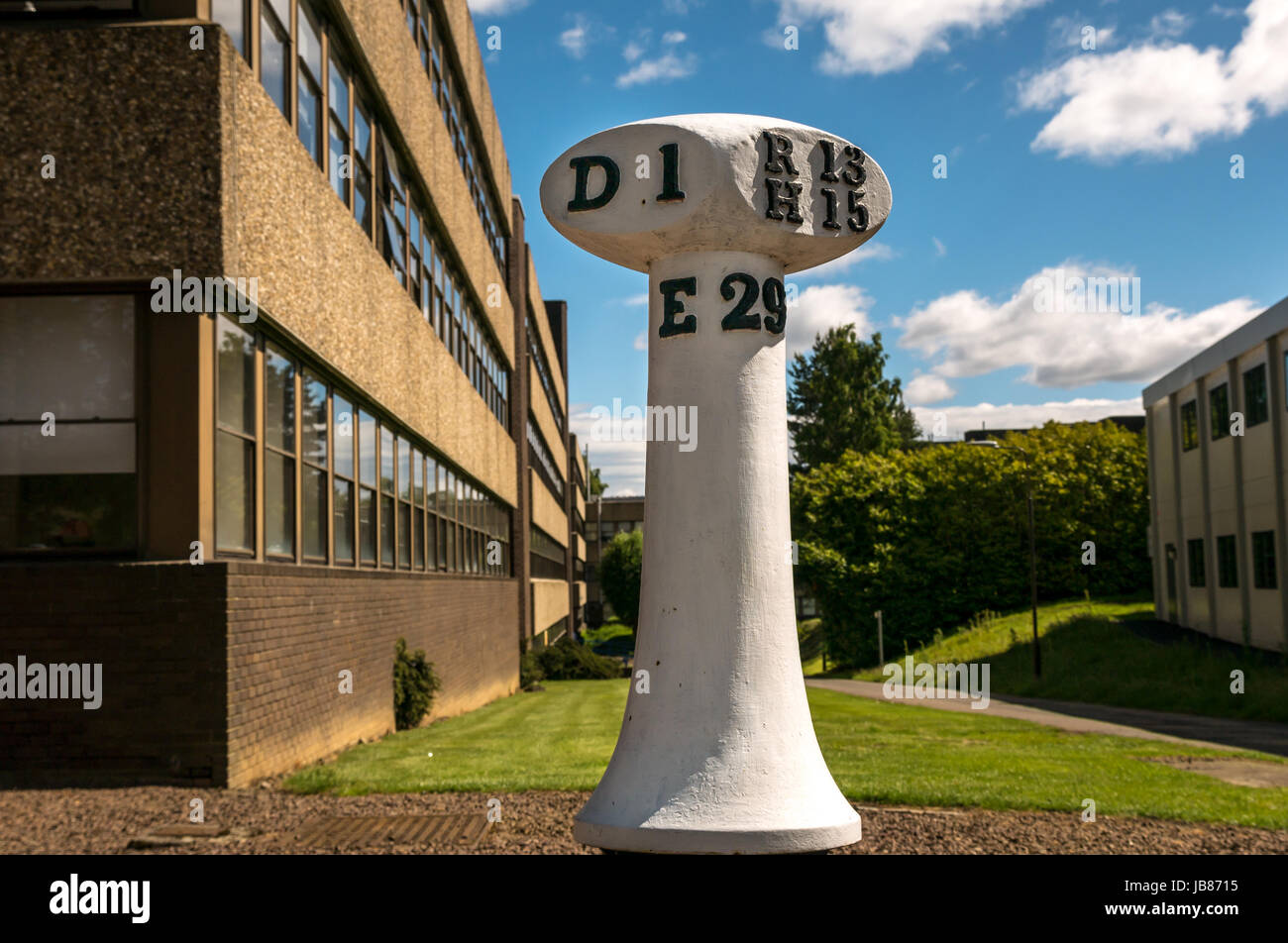 Un vieux déplacés1 mile marker à Dunbar, Édimbourg et Haddington, route de l'art, campus de l'Université Heriot Watt, Riccarton, Edinburgh, Ecosse, Royaume-Uni Banque D'Images