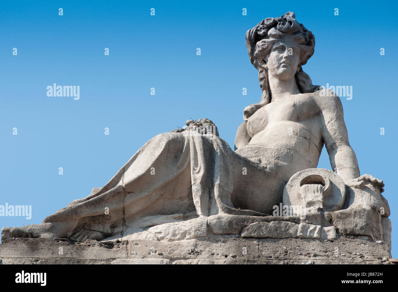 L'Italie, Lombardie, Milan, Piazza XXV Aprile, carrés de Porta Garibaldi, ancienne porte de la ville, Statue Banque D'Images