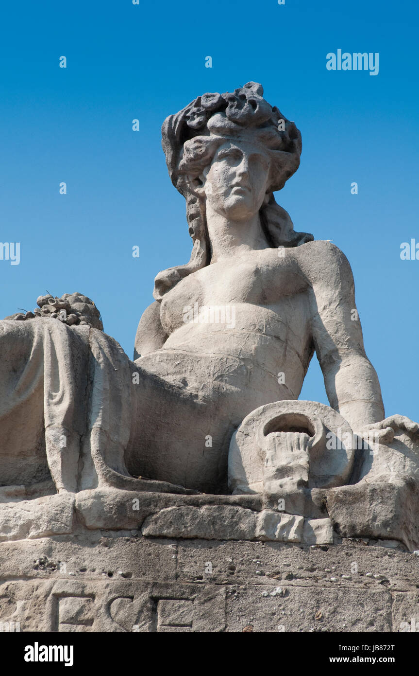 L'Italie, Lombardie, Milan, Piazza XXV Aprile, carrés de Porta Garibaldi, ancienne porte de la ville, Statue Banque D'Images