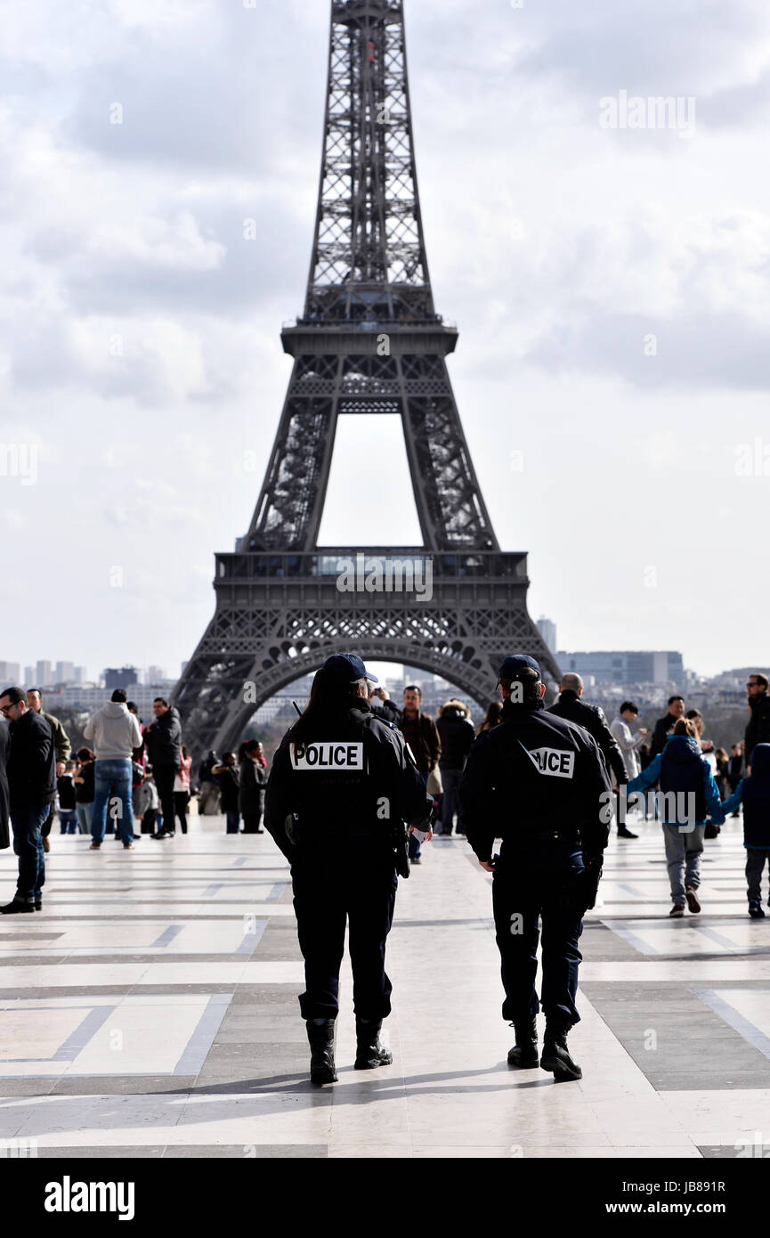 Patrouille de police au Trocadéro Tour Eiffel, Paris, France Banque D'Images