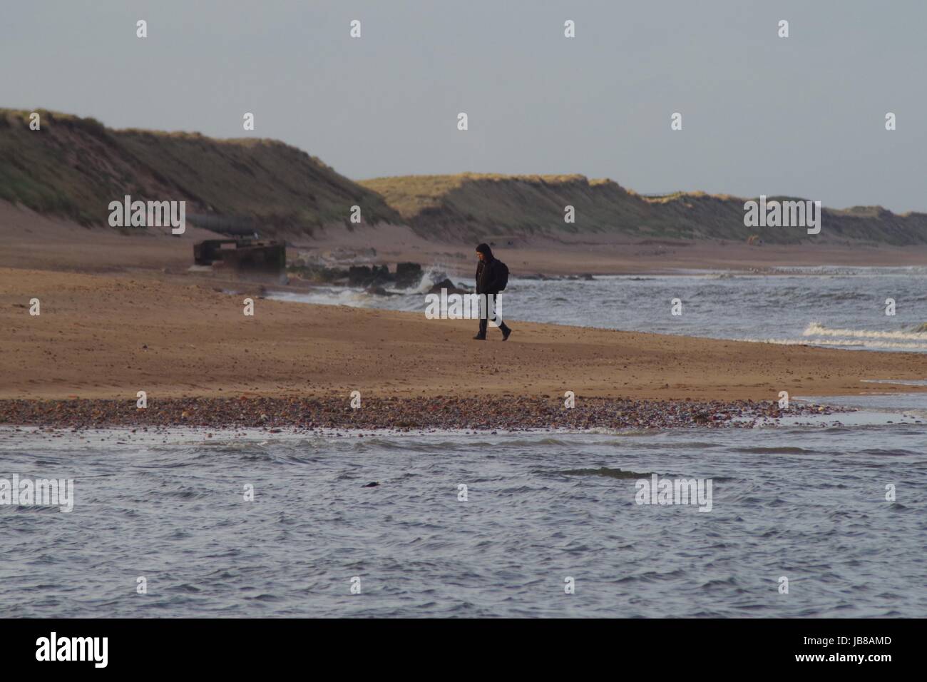 Promenade du soir le long de la plage. Embouchure de la rivière Don en premier plan, la seconde guerre mondiale 'Boîte à Pilules' et des dunes de sable en arrière-plan. Avril 2017, Aberdeen Scot. Banque D'Images