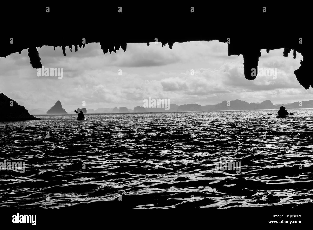 Canoë de mer grotte creux dans la baie de Phang Nga (noir et blanc) Banque D'Images