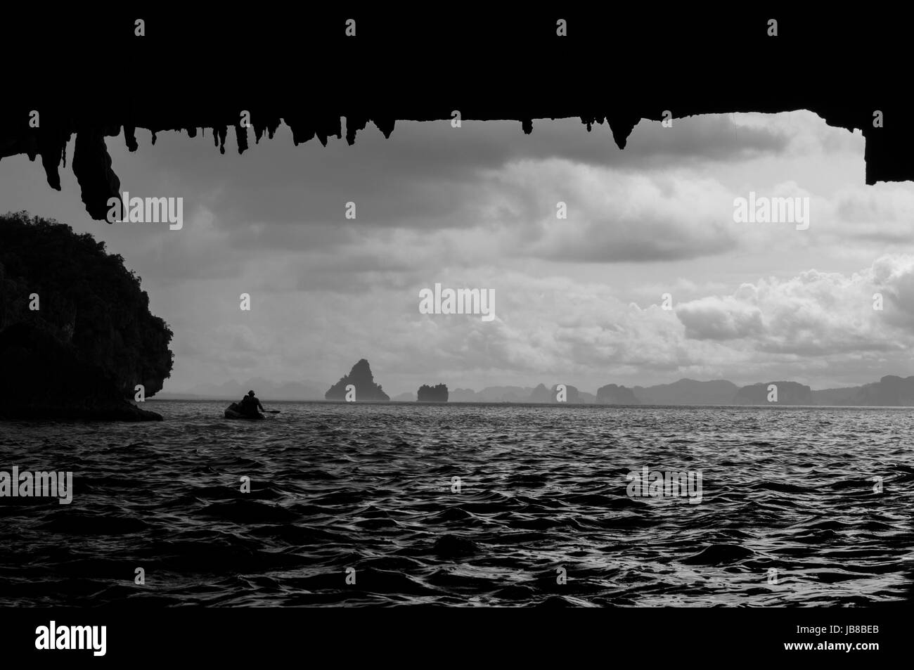 Canoë de mer grotte creux dans la baie de Phang Nga (noir et blanc) Banque D'Images