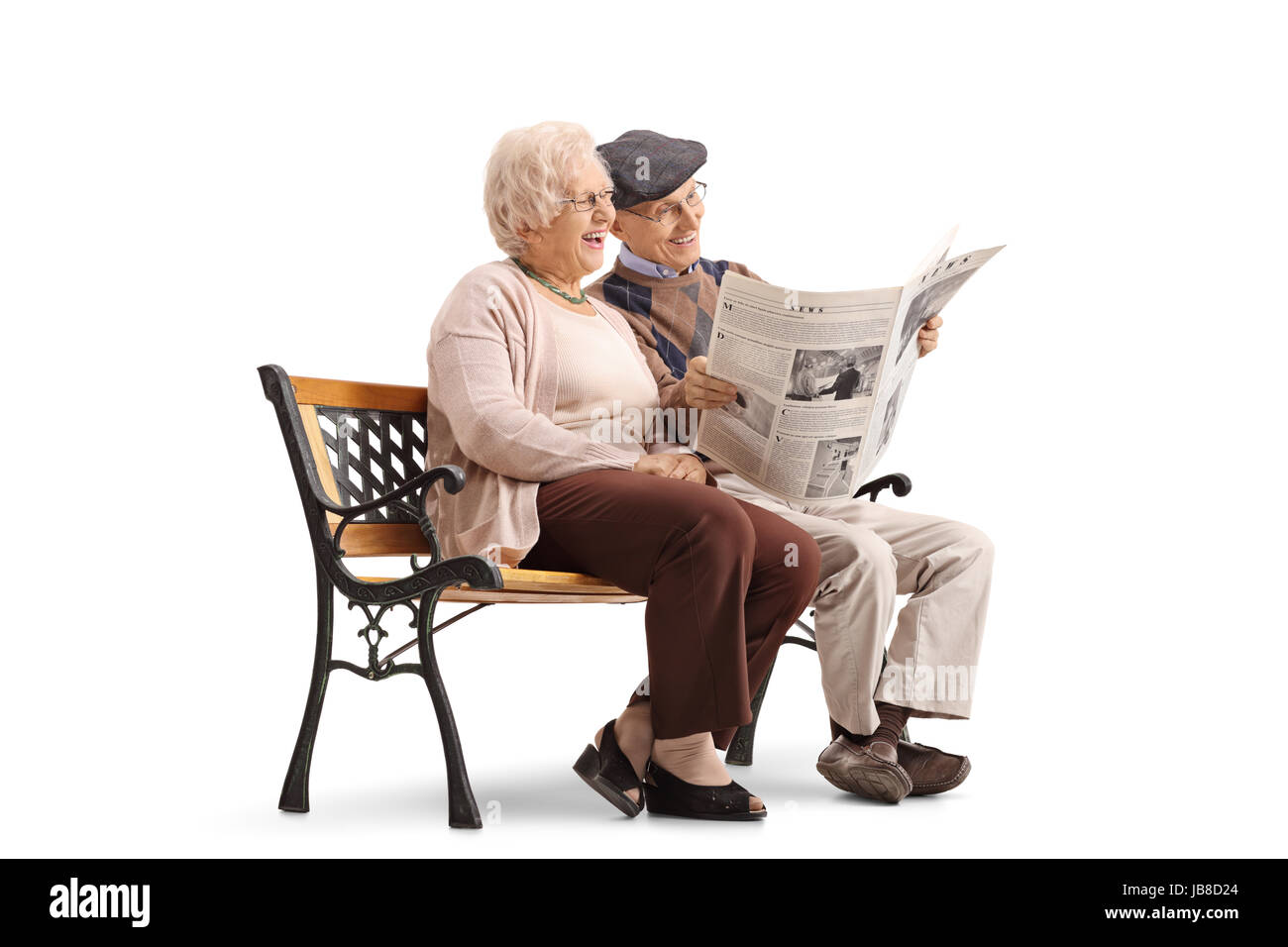 Joyful couple assis sur un banc et lire un journal ensemble isolé sur fond blanc Banque D'Images