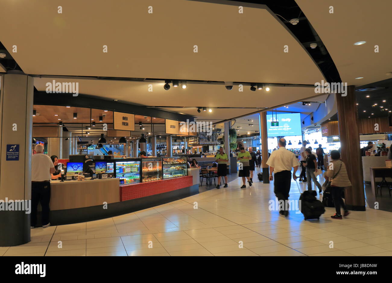 Les gens voyagent à l'aéroport international de Sydney à Sydney en Australie. Banque D'Images