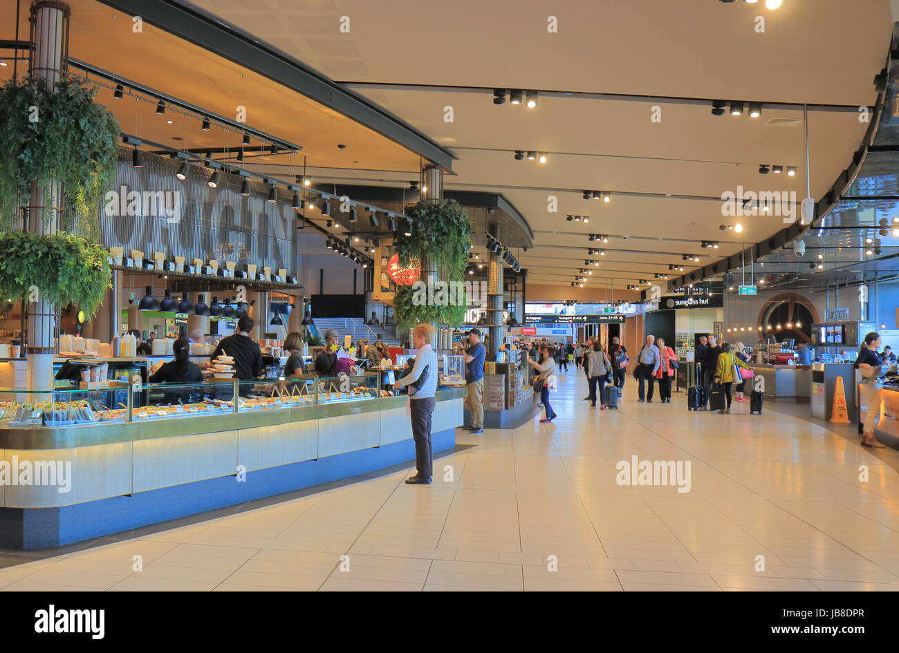 Les gens voyagent à l'aéroport international de Sydney à Sydney en Australie. Banque D'Images