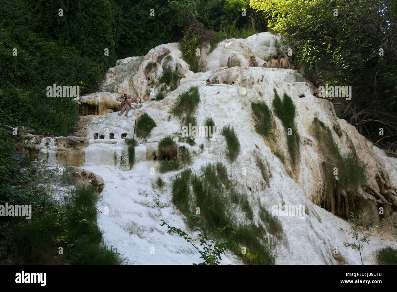 Bagni San Filippo, Italie - 2 juin 2017 : Les gens se baigner dans Bagni San Filippo thermales naturelles en Toscane, Italie Banque D'Images