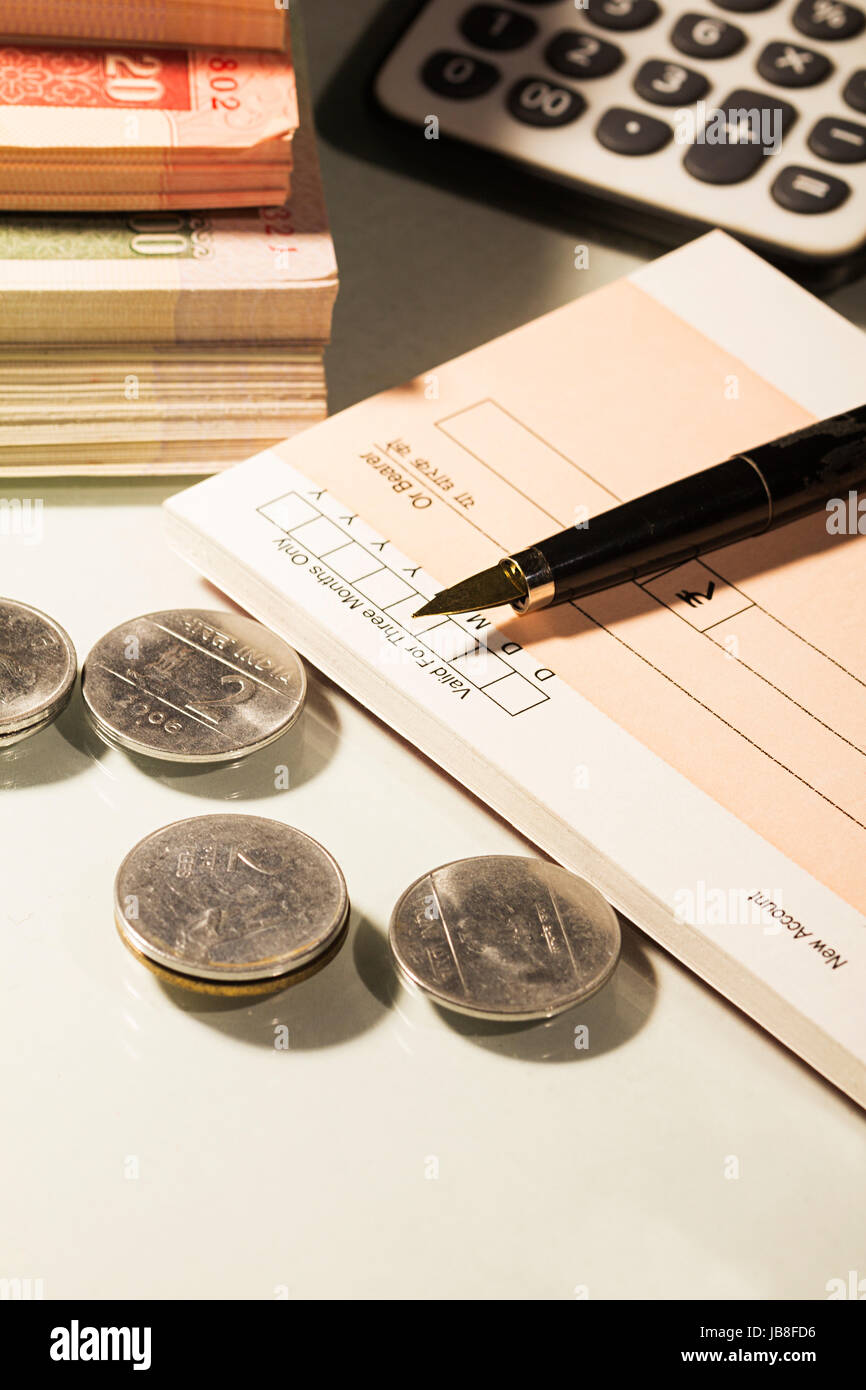 Vérifier les pièces d'argent stylo livre Banque D'Images