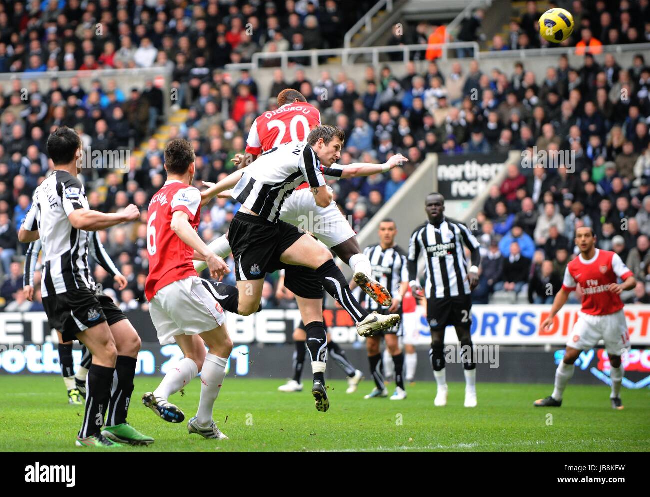 JOHAN DJOUROU 0,2 SCORES ARSENAL V NEWCASTLE NEWCASTLE ANGLETERRE ST JAMES PARK 05 Février 2011 Banque D'Images