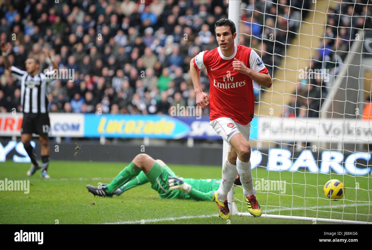 Les scores de ROBIN VAN PERSIE ARSENAL NEWCASTLE 0,4 V ST JAMES PARK NEWCASTLE ANGLETERRE 05 Février 2011 Banque D'Images