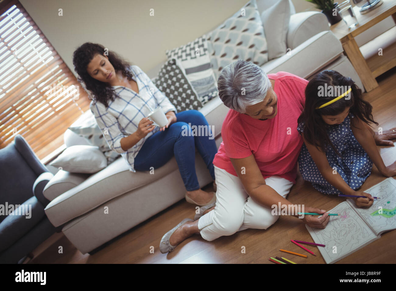 Grand-mère et petite-fille de coloriage dans la salle de séjour à la maison Banque D'Images