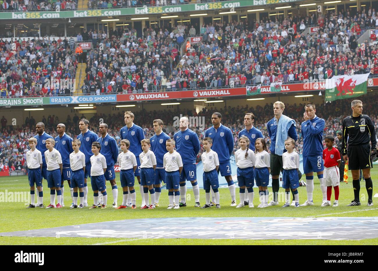 L'ANGLETERRE DURANT L'HYMNE NATIONAL DU PAYS DE GALLES V Angleterre Pays de Galles V ANGLETERRE MILLENIUM STADIUM Cardiff au Pays de Galles 26 Mars 2011 Banque D'Images