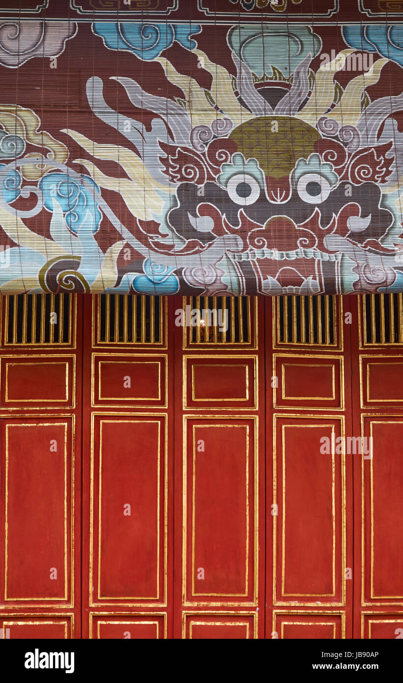 Tempel vietnamien traditionnel mur avec des peintures colorées à Hue citadelle, Vietnam Banque D'Images