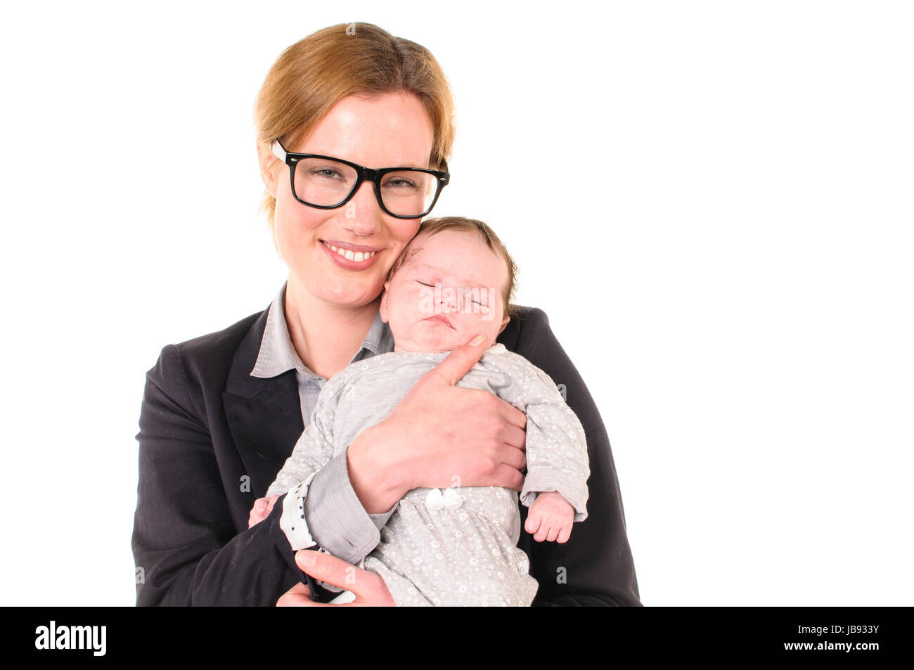 Erwachsene und Geschäftsfrau Frau trägt und hält Hemd Veste einen lachend Säugling auf dem Arm, freigestellt Hintergrund weißem vor. Banque D'Images