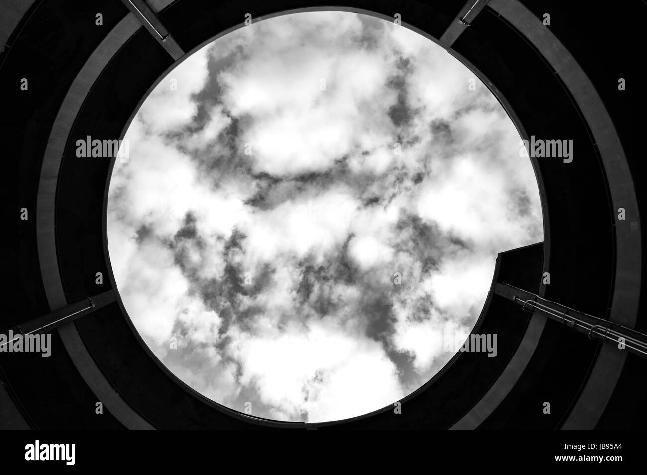 Grâce à une structure de stationnement nuages Banque D'Images