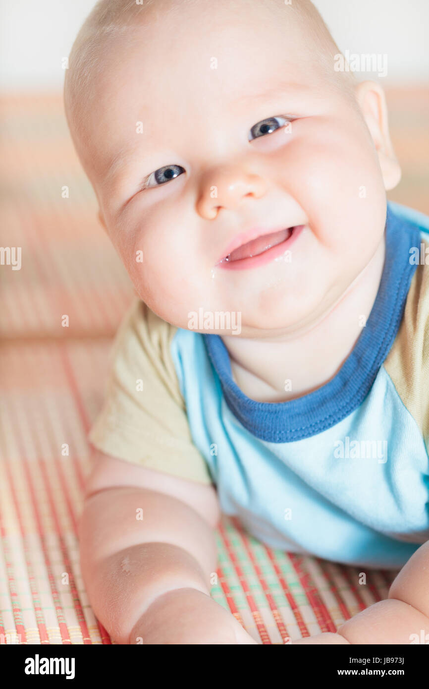 Beau Bebe Mignon Qui Sourit Photo Stock Alamy Beau Bebe Mignon Qui Sourit Photo Stock Alamy