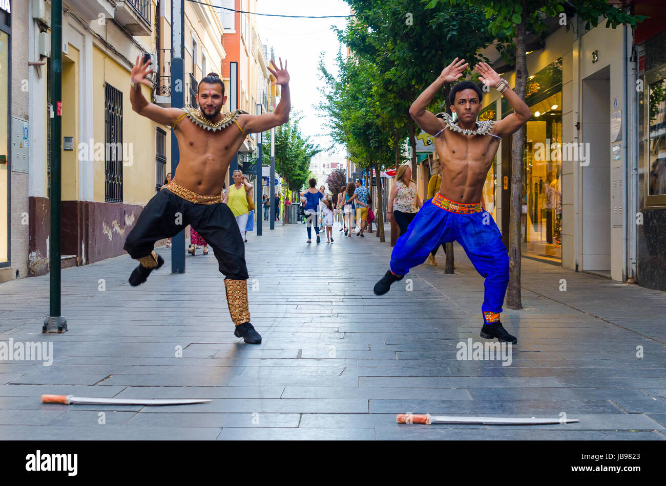 Madrid, Espagne - juin 09, 2017 Danseurs:Afficher les couleurs de l'Inde Bollywood dance vivent dans la rue menacho de Badajoz Banque D'Images
