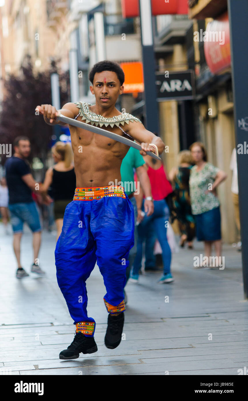 Madrid, Espagne - juin 09, 2017 Danseurs:Afficher les couleurs de l'Inde Bollywood dance vivent dans la rue menacho de Badajoz Banque D'Images