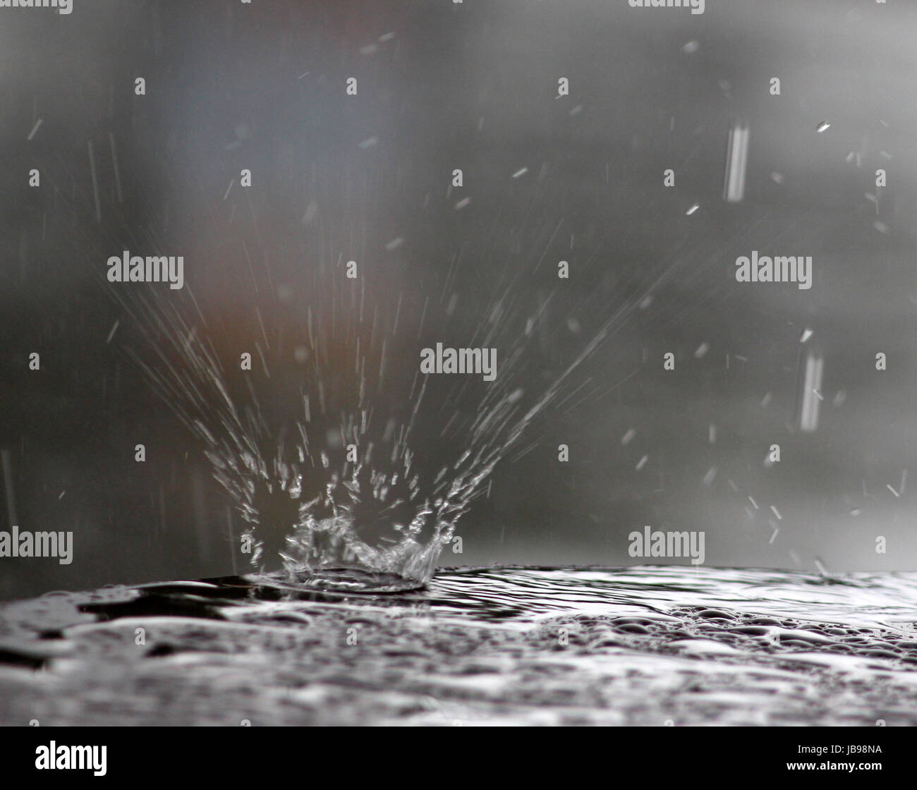 Image D Une Pluie Qui Tombe Sur La Surface D Une Table Photo Stock Alamy