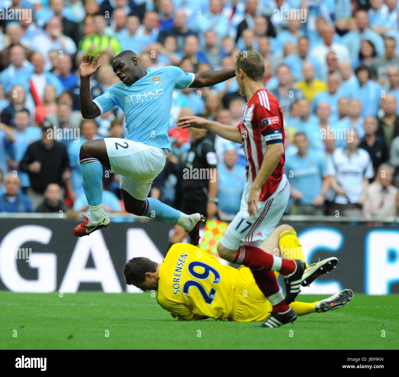 MICAH RICHARDS DE MANCHESTER CITY POUR THOMAS SAUTS V STOKE CITY STADE DE WEMBLEY Londres Angleterre 14 Mai 2011 Banque D'Images