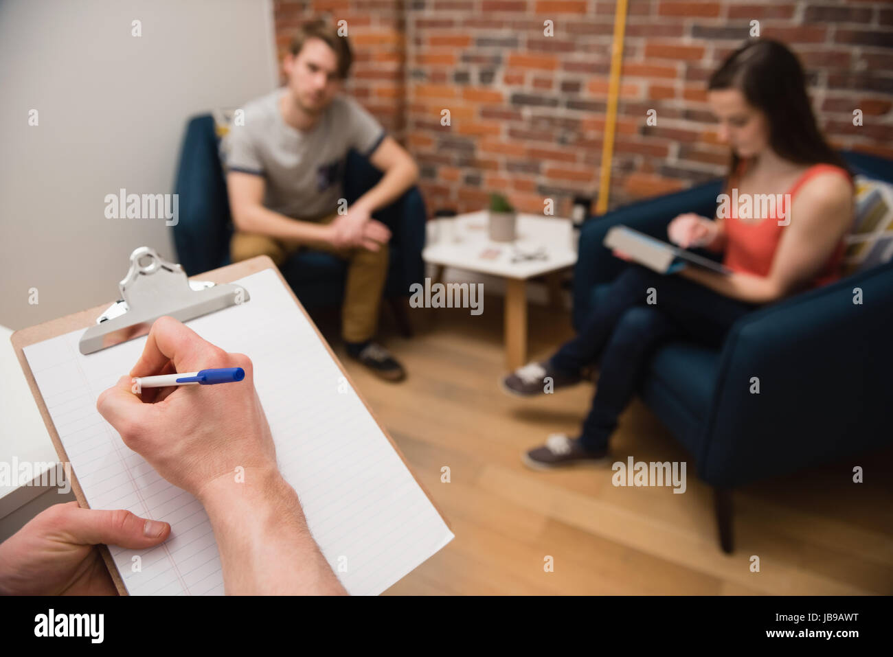 Part de l'exécutif writing on clipboard in office Banque D'Images