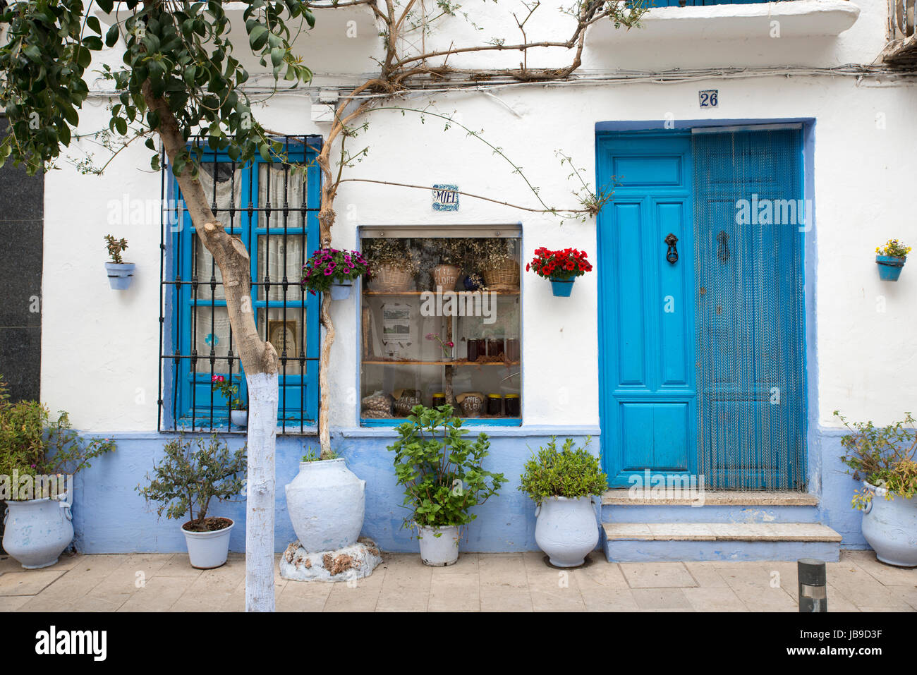 ANJARON,Andalousie, Espagne : 06-05-2017 : maison ancienne de shop pour la vente de miel et produits traditionnels à Lanjaron sur 06-05-2017 : Lanjaron est très populaire Banque D'Images