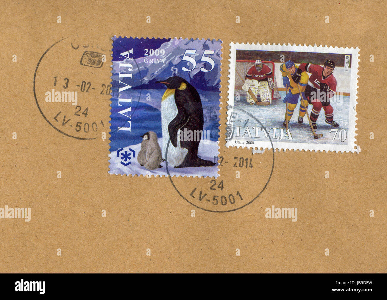 RIGA, Lettonie - février 21, 2014 : tampons imprimés par le Letton Posts montrant des pingouins et les joueurs de hockey sur glace Banque D'Images