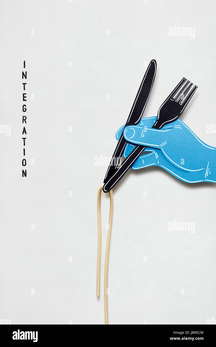 Concept créatif photo d'une part avec la fourchette et couteau les pâtes faites de papier sur fond blanc. Banque D'Images