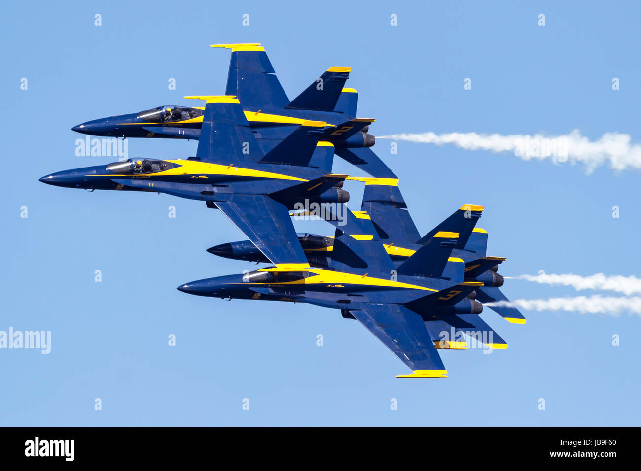 Les Anges bleus en formation diamant passent au-dessus de San Francisco au cours de 2016 les activités de la Semaine de la flotte. La U.S. Navy Blue Angel's fly le Boeing construit F/ Banque D'Images