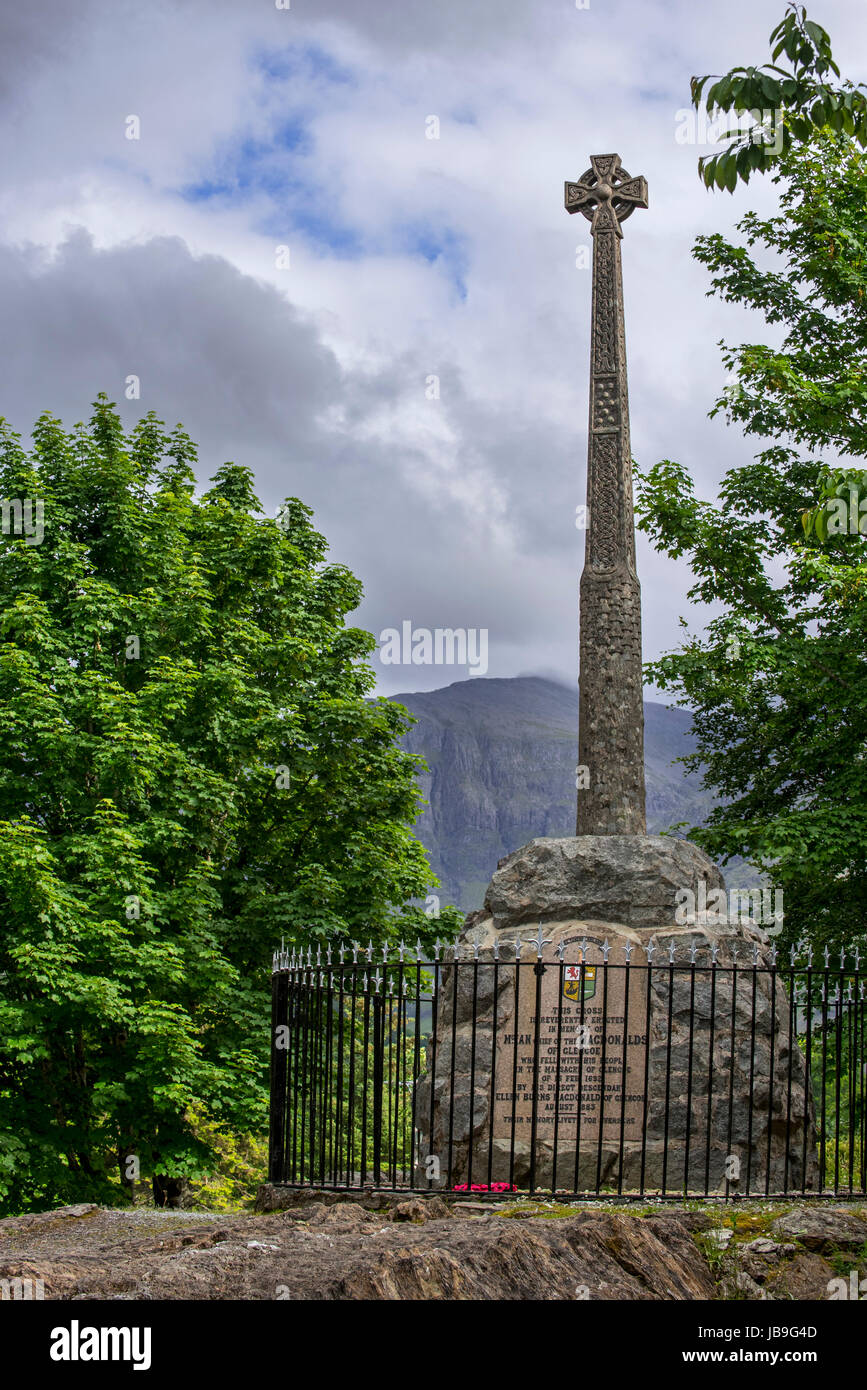 Croix celtique avec monument commémorant le massacre du clan MacDonald de Glencoe en 1692, Glen Coe, Lochaber, Highlands, Scotland, UK Banque D'Images