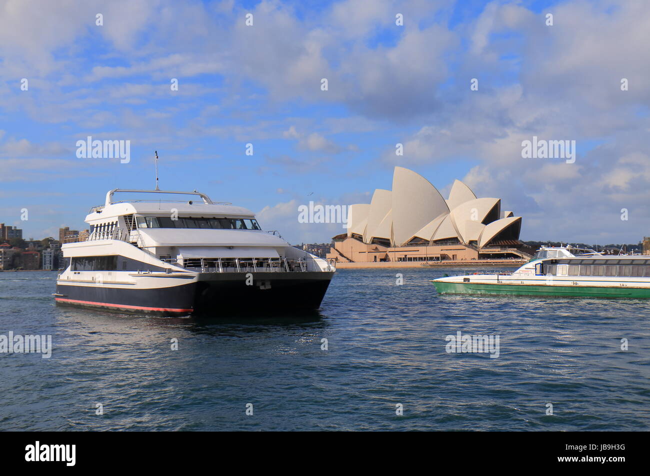 Bateau de croisière et de l'opéra dans le port de Sydney Australie Banque D'Images