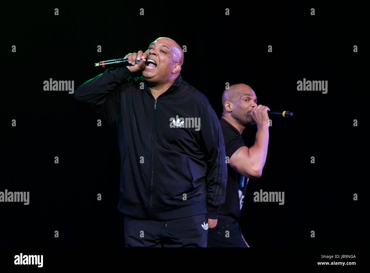 Joseph Simmons (à gauche) et Darryl McDaniels de Run DMC effectuer le deuxième jour de l'Isle of Wight Festival 2017, Seaclose Park, Île de Wight. Banque D'Images