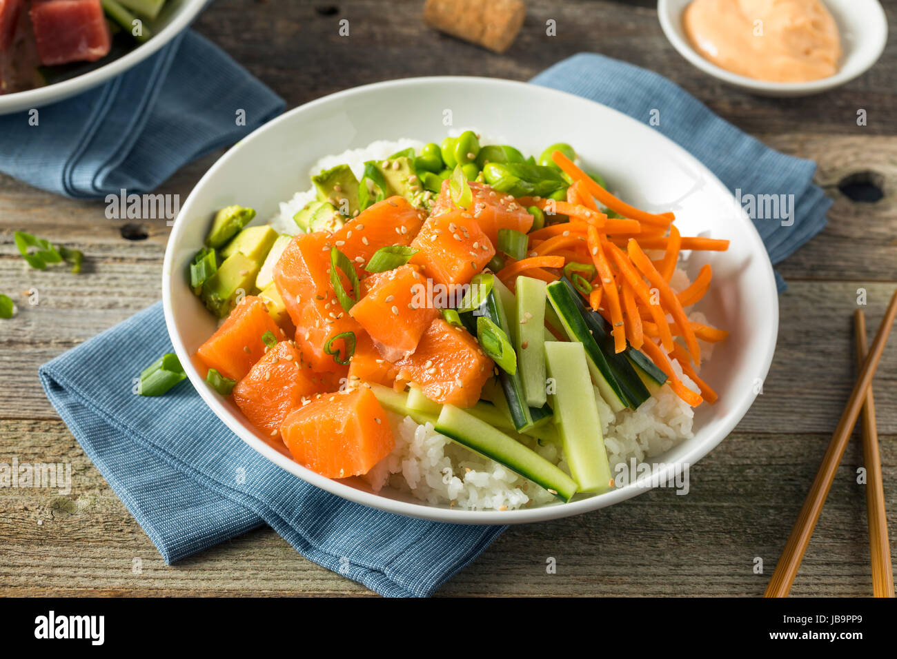 Saumon Bio brut Bol Poke avec Riz et Légumes Banque D'Images