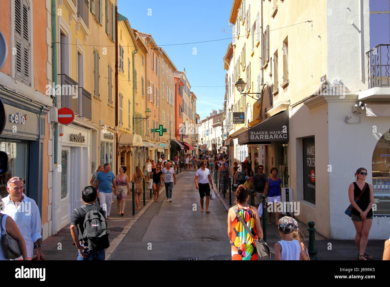 St Tropez, Provence, France - 21 août 2016 : les touristes apprécier la navigation sur les magasins sur la rue du général Allard dans ce célèbre village provençal Banque D'Images