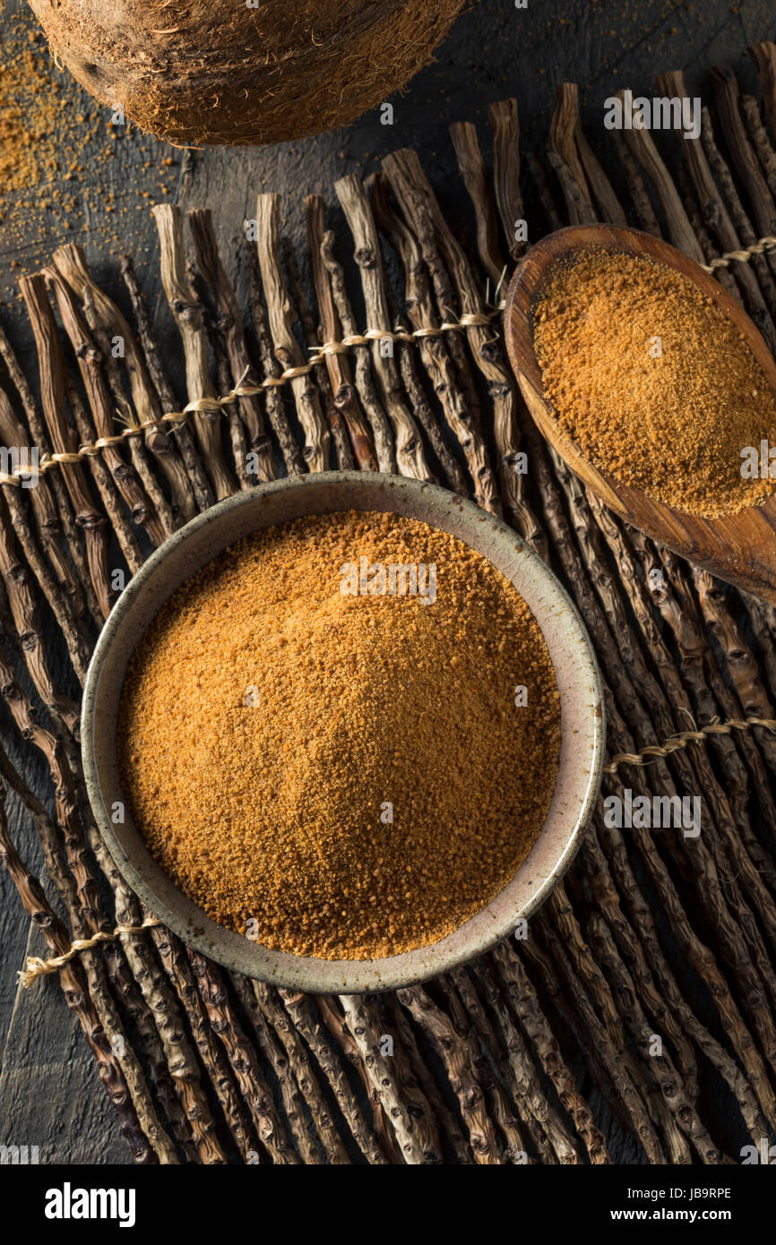 Cocotier biologiques crus dans un bol de sucre Banque D'Images