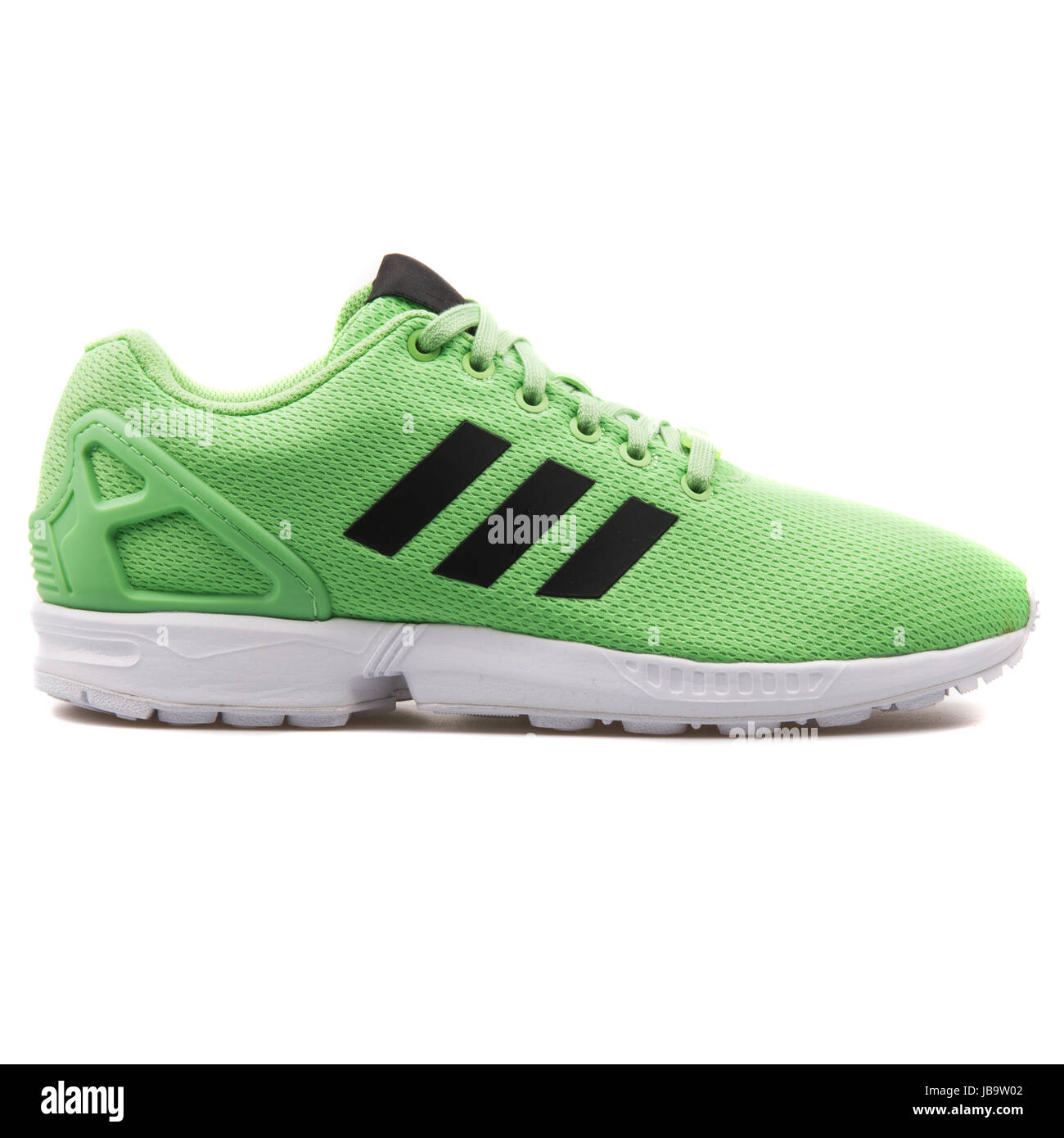 Adidas ZX Vert et Blanc Flux chaussures de course pour hommes - AF6345 Banque D'Images