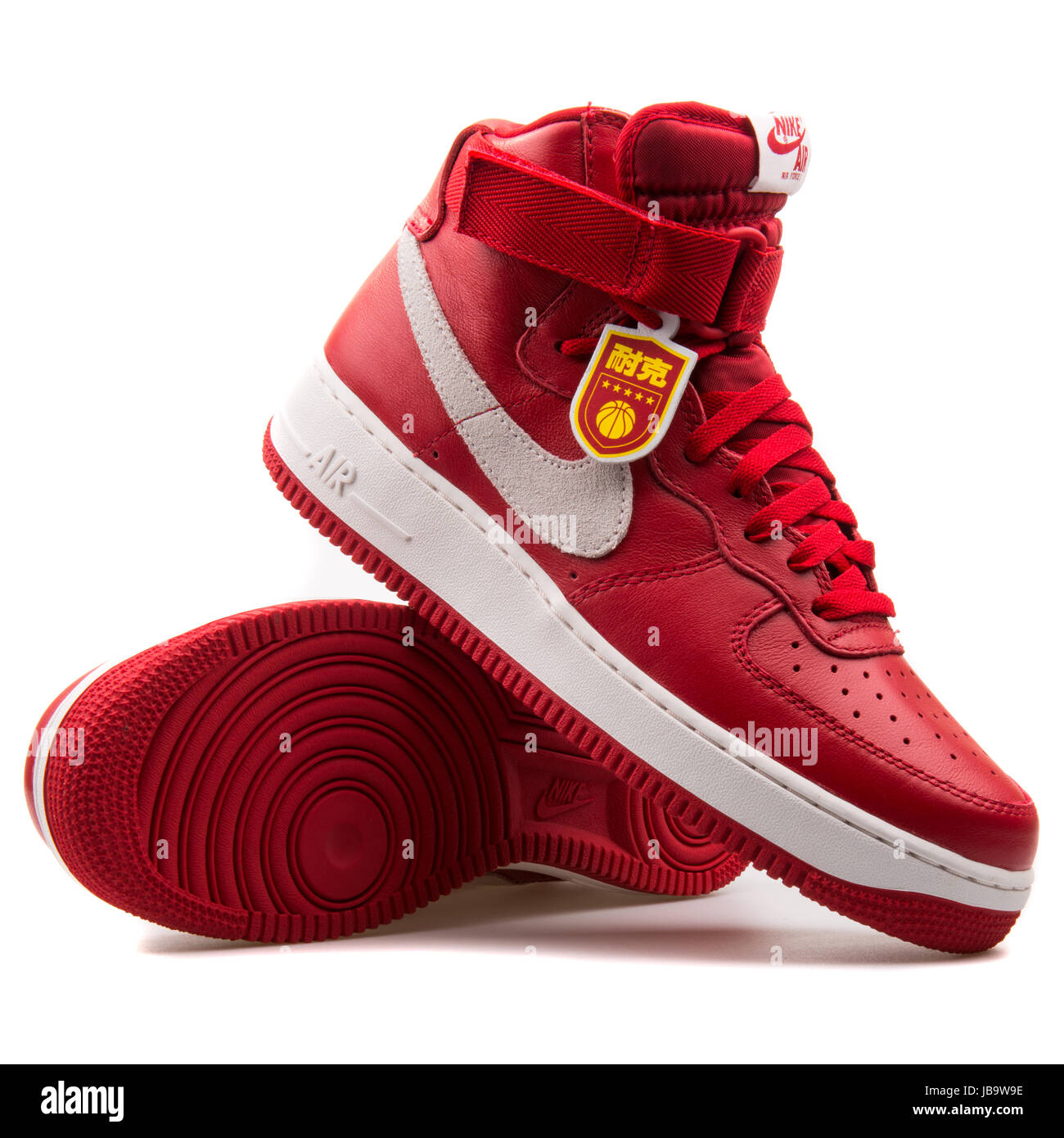 Nike Air Force 1 Hi QS Retro Sport Rouge et Blanc sommet Chine Retro homme  exclusif Chaussures de basket-ball - 743546-600 Photo Stock - Alamy