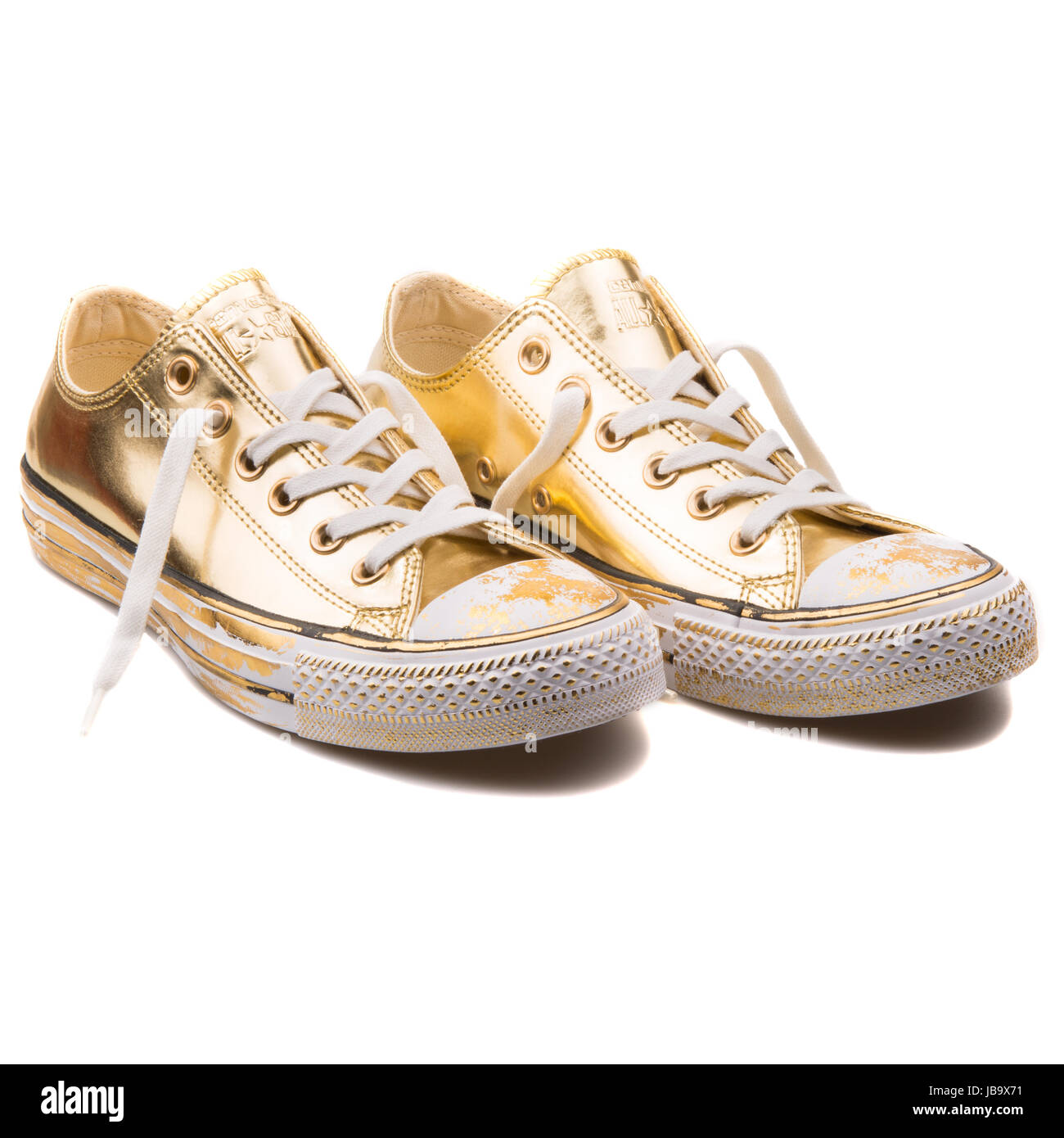 Converse Chuck Taylor All Star en cuir chromé or et blanc OX Chaussures  pour femmes - 549653C Photo Stock - Alamy