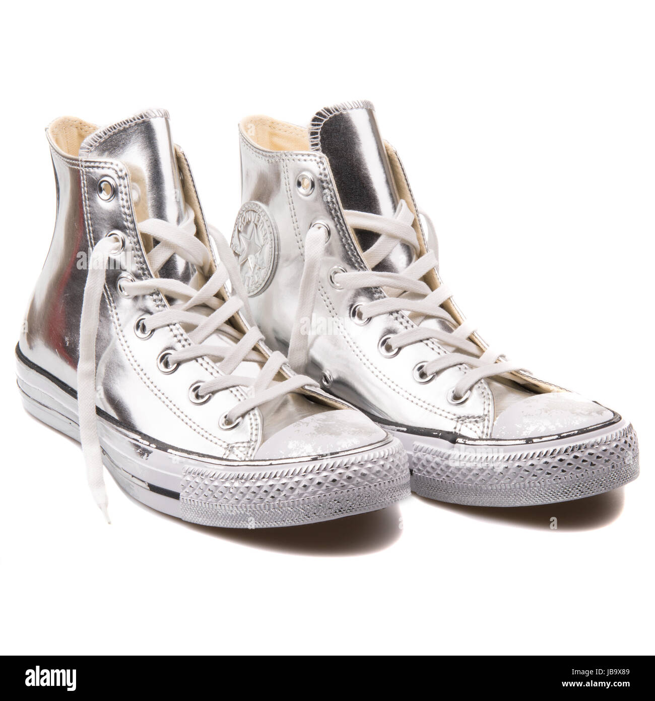 Converse Chuck Taylor All Star Hi Chrome Argent Blanc Chaussures pour  femmes - 549628C Photo Stock - Alamy