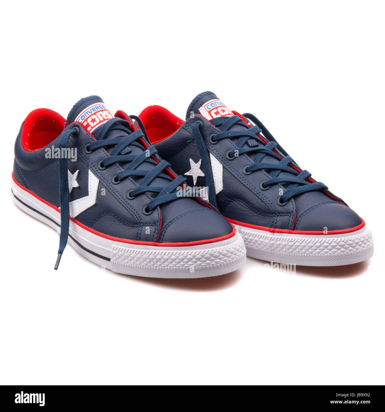 Converse Chuck Taylor All Star OX rouge et bleu nuit Chaussures unisexe -  149772C Photo Stock - Alamy