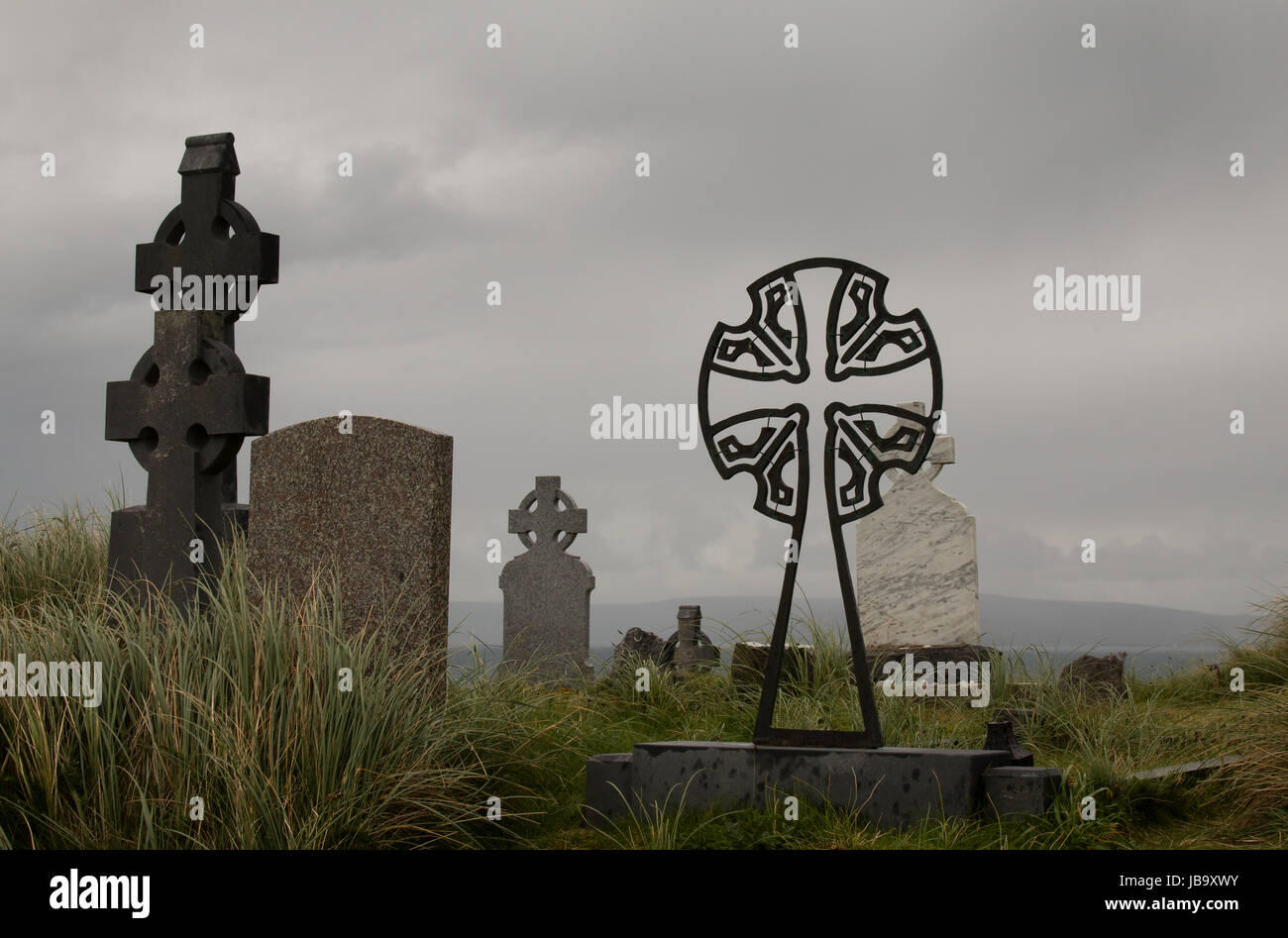 Croix celtique de pierres tombales dans le cimetière de l'église de st. caomhan sur inisheer, en Irlande. Banque D'Images