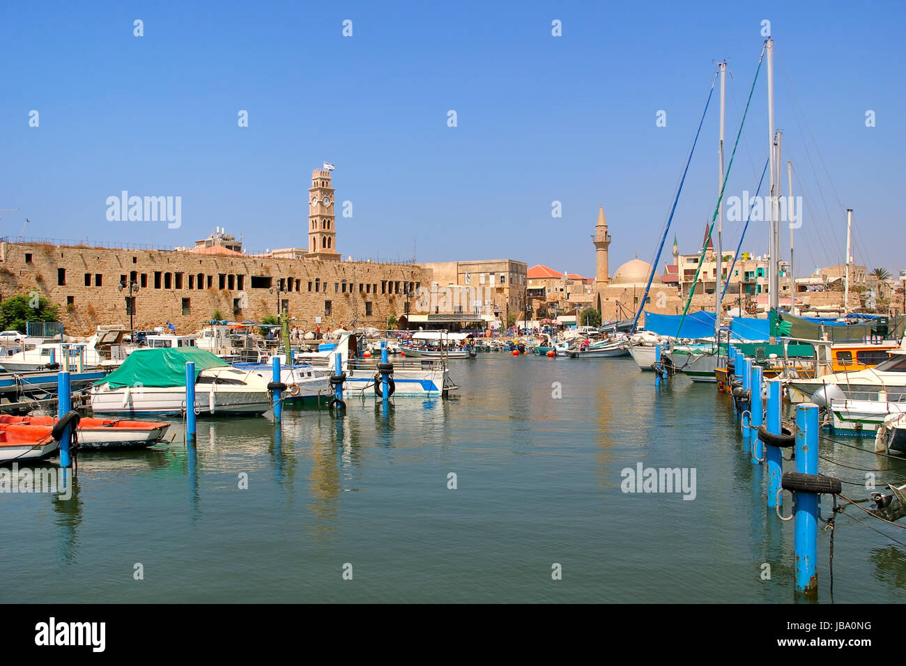 Petit port avec les yachts et les bateaux et les murs anciens de Khan al-Umdan à Acre, Israël. Banque D'Images