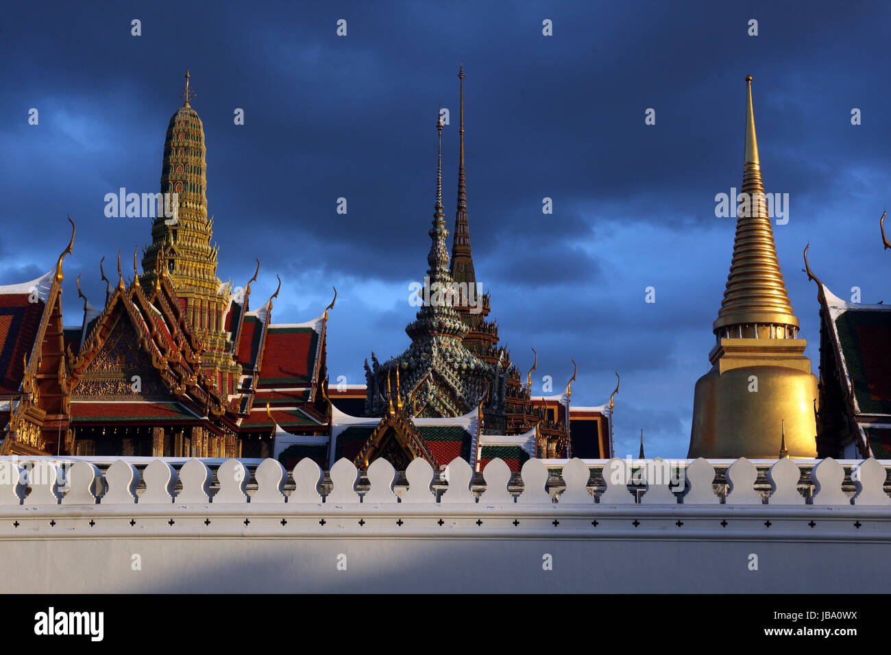 Dans Tempelgelaende das der Abendstimmung mit dem Wat Phra Keo beim Koenigspalast im Historischen Zentrum der Hauptstadt Bangkok en Thaïlande. Banque D'Images